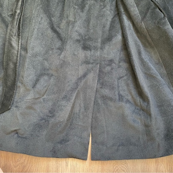 Long black trench coach, no tag but fits like a S - Picture 3 of 3